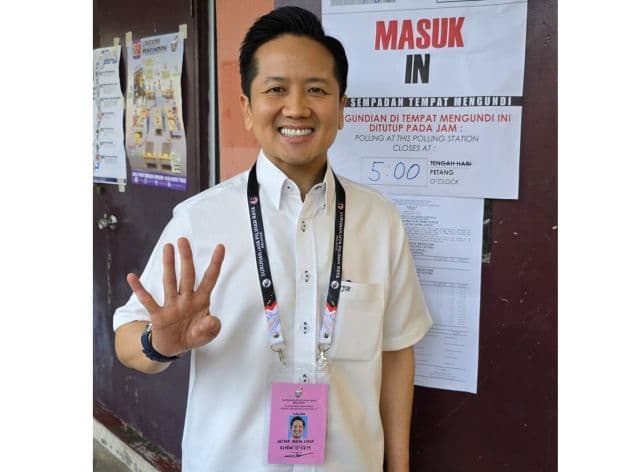 Sabah polls: PBRS president Arthur Kurup casts vote in Sook