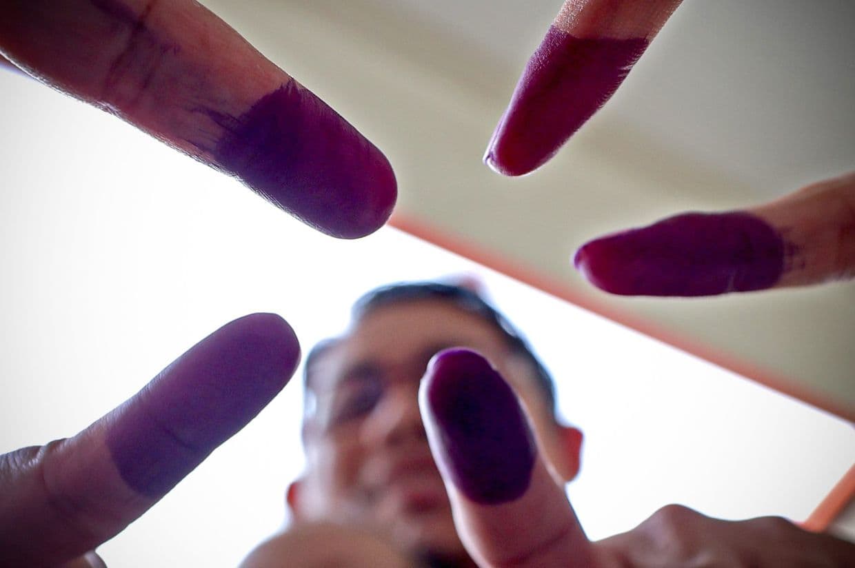 Sabah polls: Broken leg doesn&#039;t stop man from performing responsibility