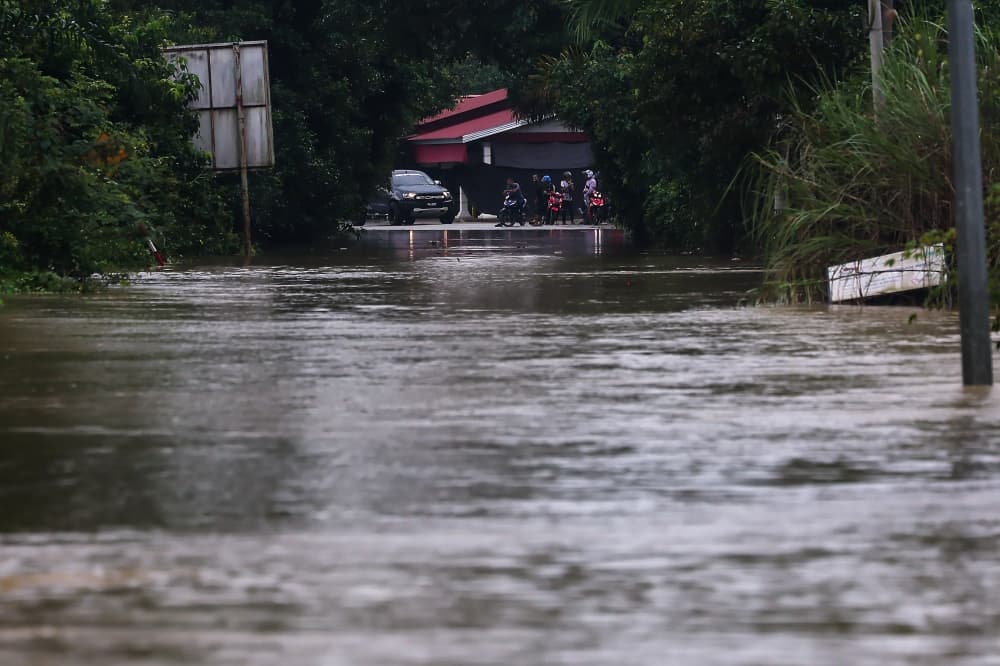 Danger-level rain alert issued for Putrajaya, Selangor and four other states as downpours to last until Saturday
