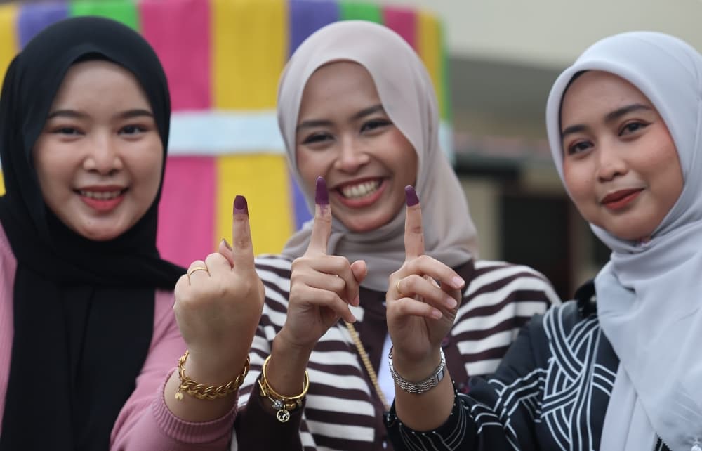 One-third of Sabah voters complete voting by mid-morning