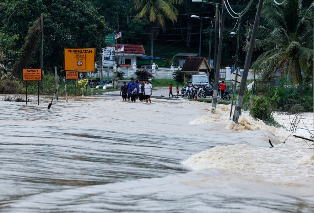 No need for field hospitals as MOH facilities remain intact despite floods, says Dzulkefly
