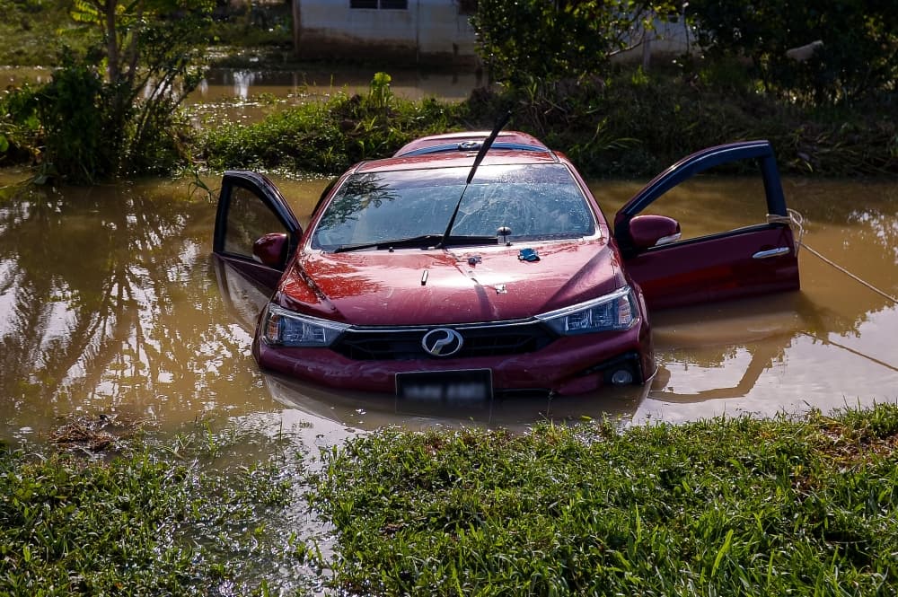 Nilai cop, swept away by floodwaters, found dead in Sepang