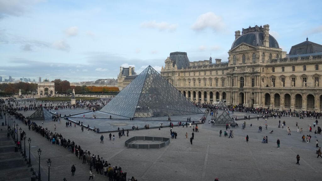 Police arrest four new suspects over Louvre royal jewels heist