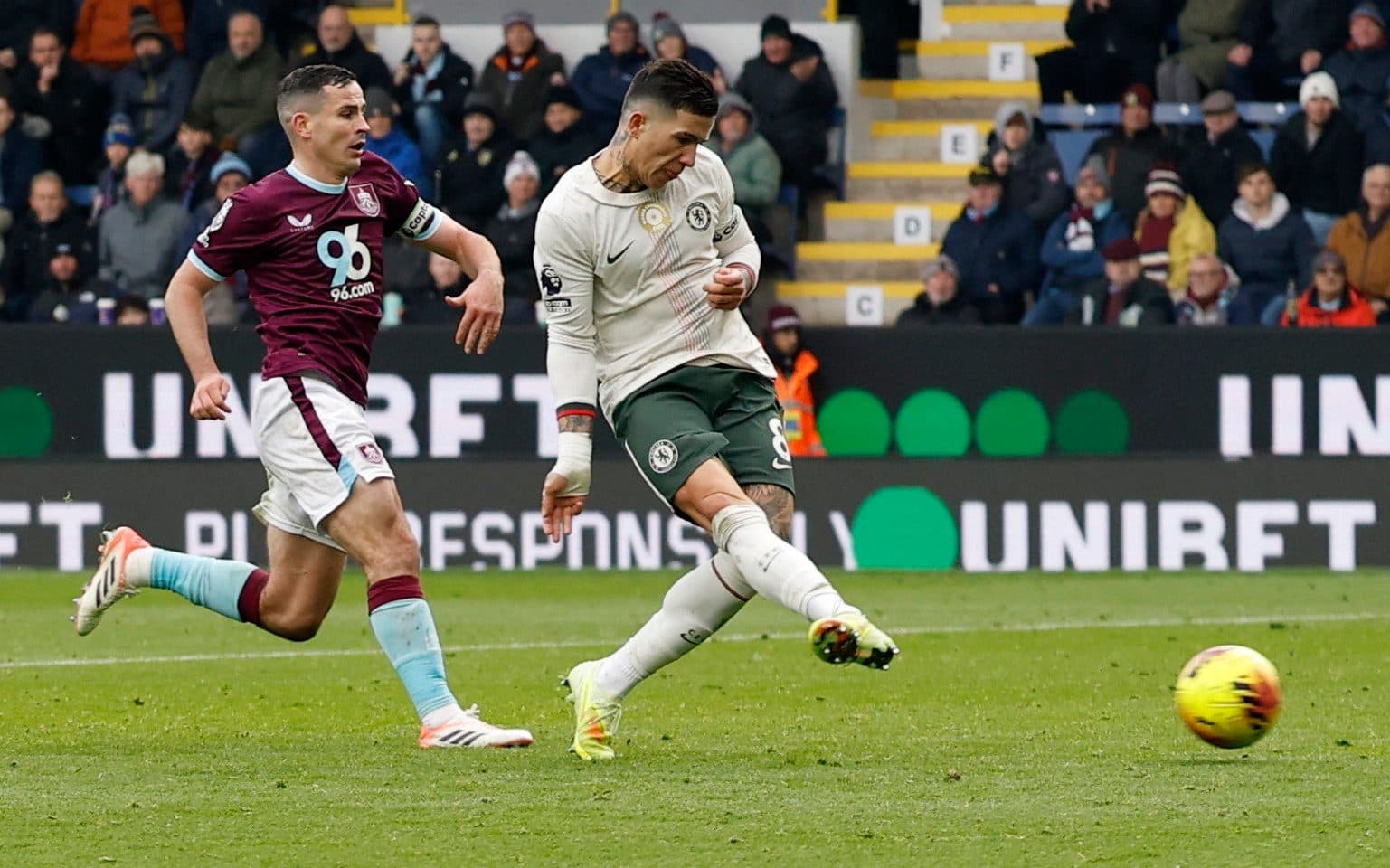 Chelsea move within touching distance of league leaders after win at Burnley